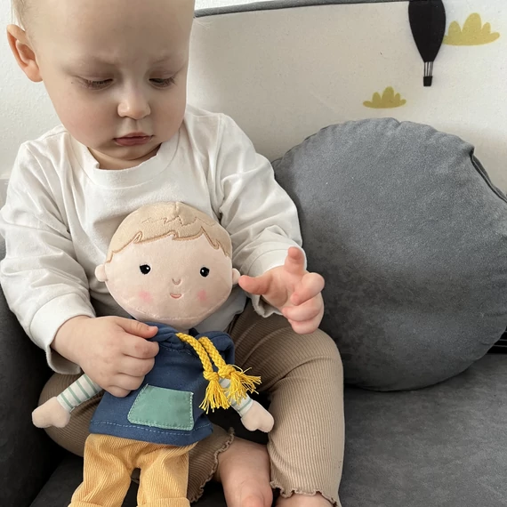 PETITE&MARS plüss baba Max – puha játékbaba (35 cm)